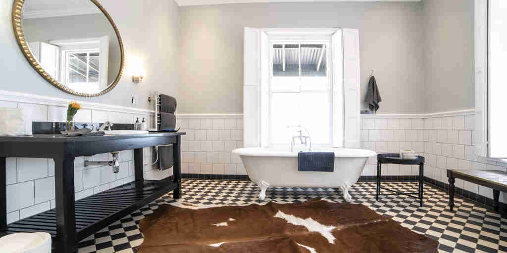 Luxury Suite bathroom La Fontaine