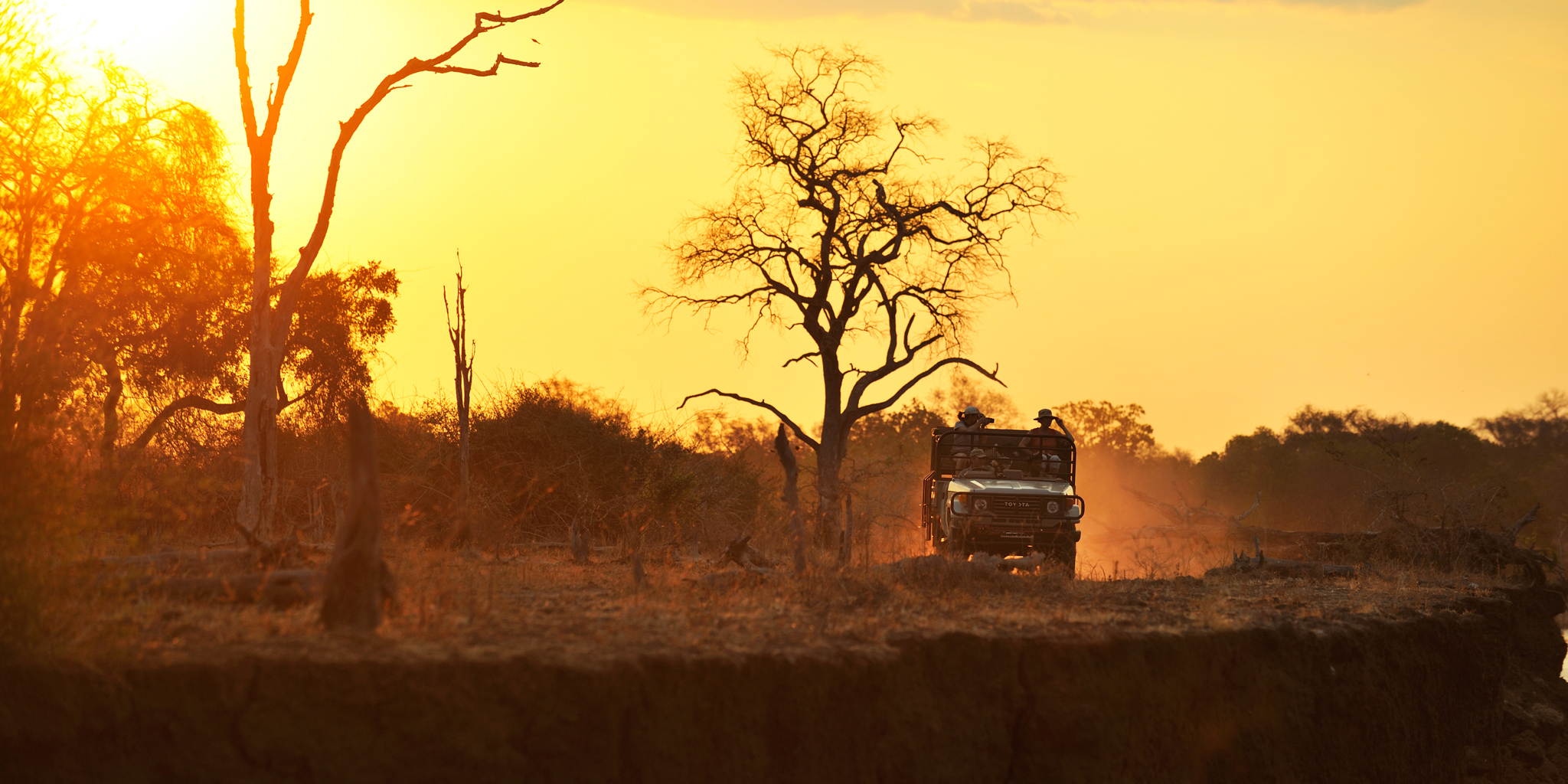 RAS   TAFIKA   SUNDOWNER SAFARI