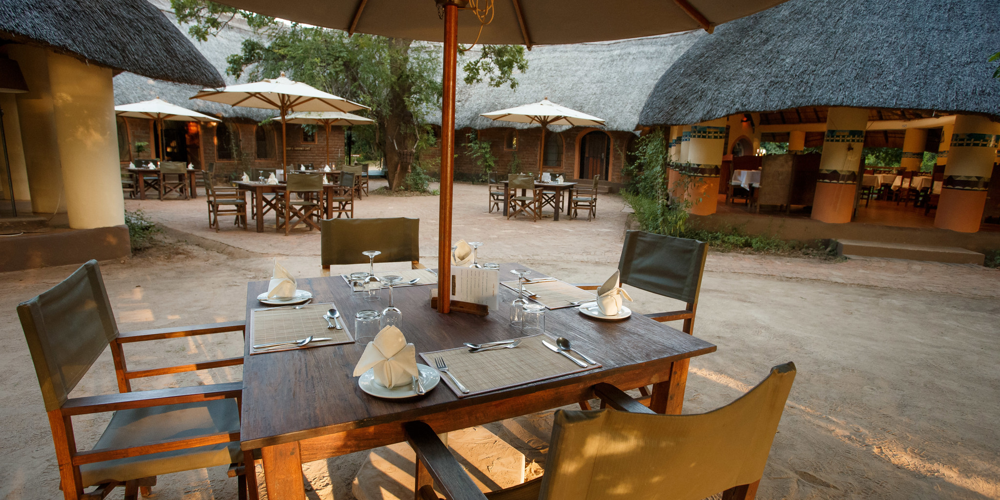 Restaurant & courtyard