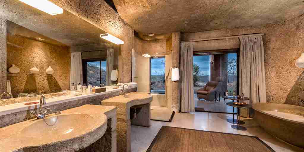 Earth Lodge Luxury Suite Bathroom