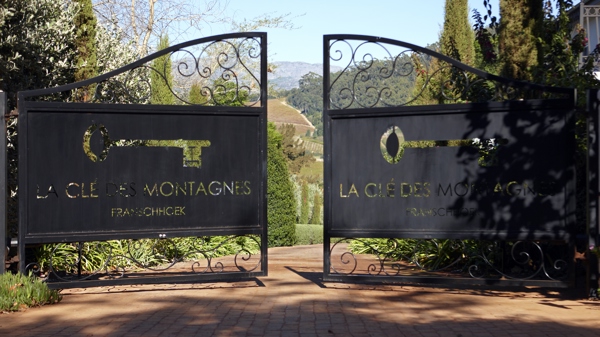 01. LA CLÉ DES MONTAGNES   estate entrance