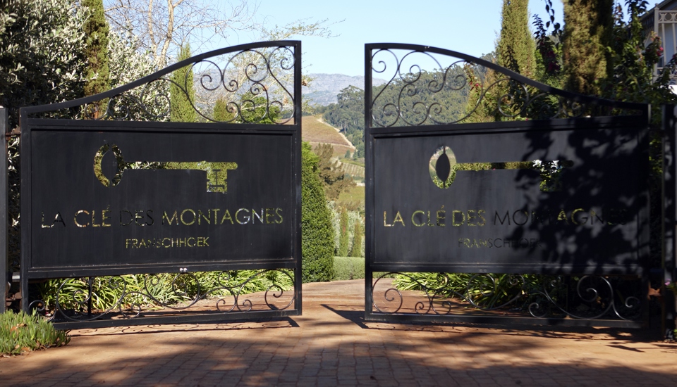 01. LA CLÉ DES MONTAGNES   estate entrance