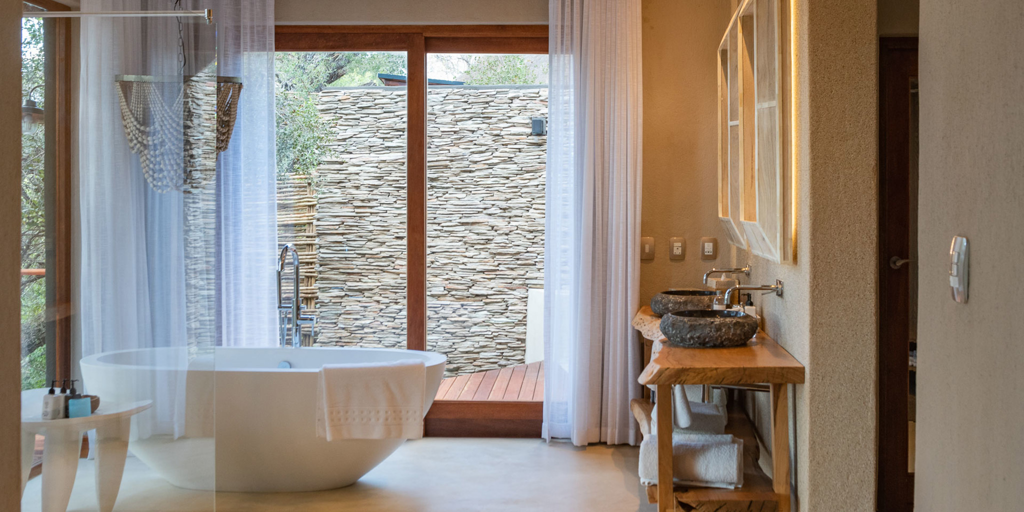 Dulini Lodge bathtub