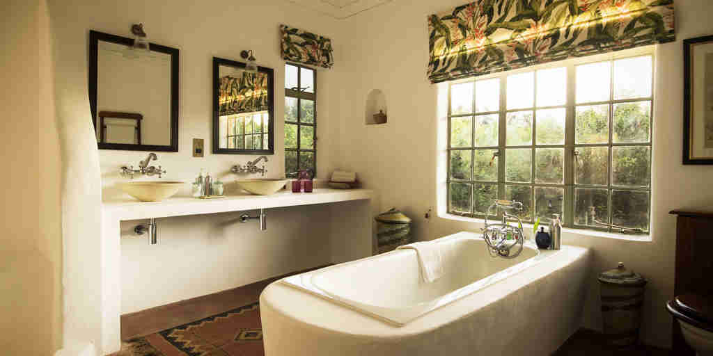 Sabyinyo Lodge Bathroom