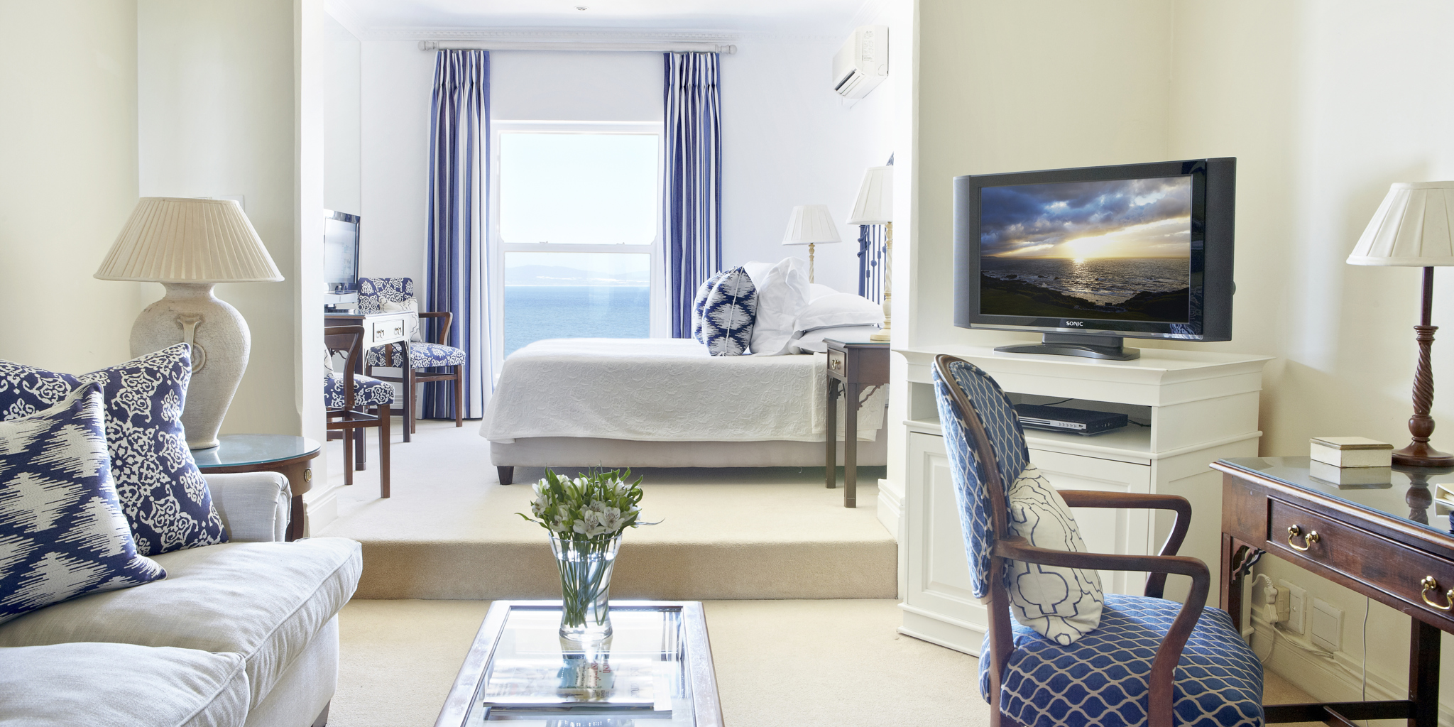 the marine hotel double bedroom2