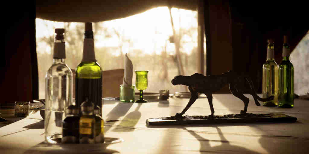 serena serengeti wetu dining table detail