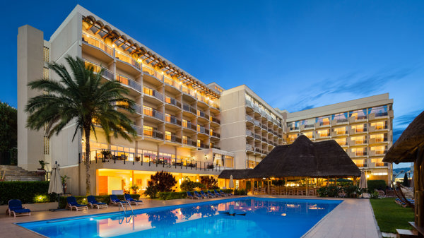 02   Facade and Pool