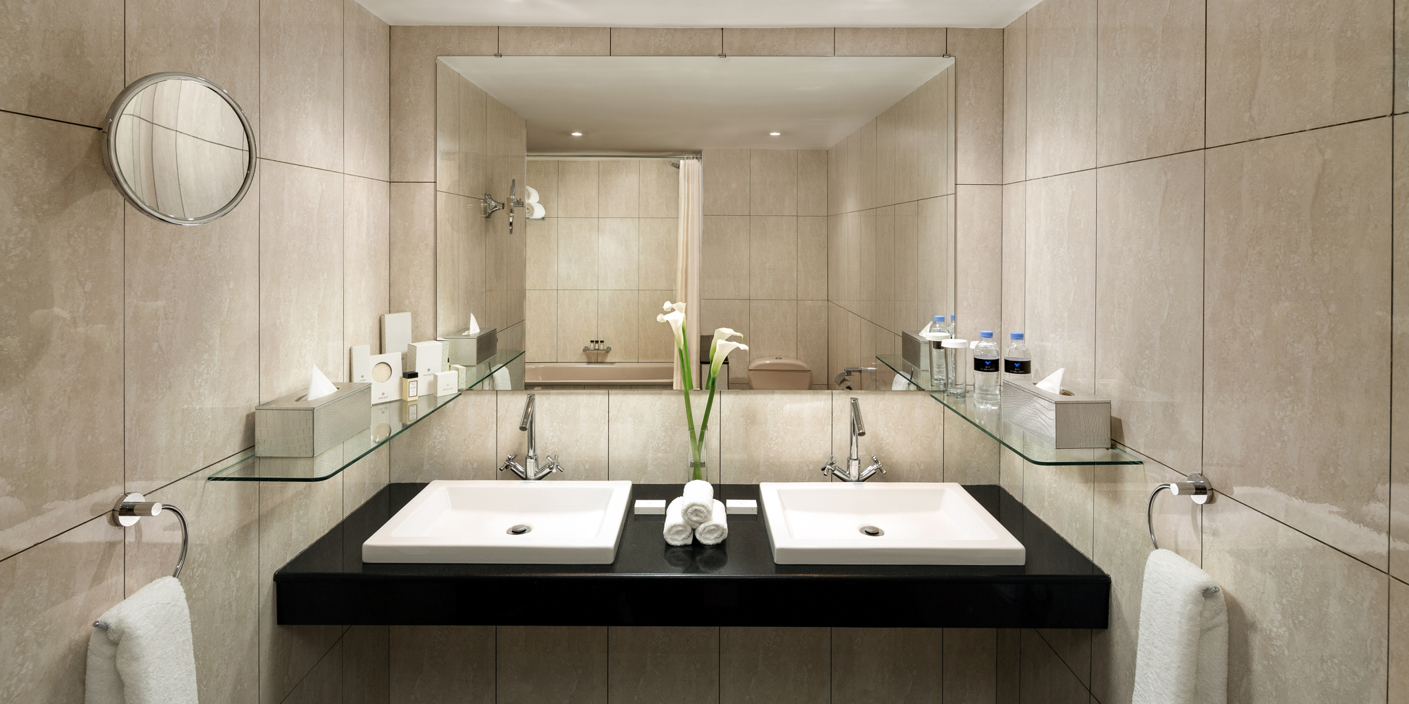 18   Classic Junior Suite Bathroom
