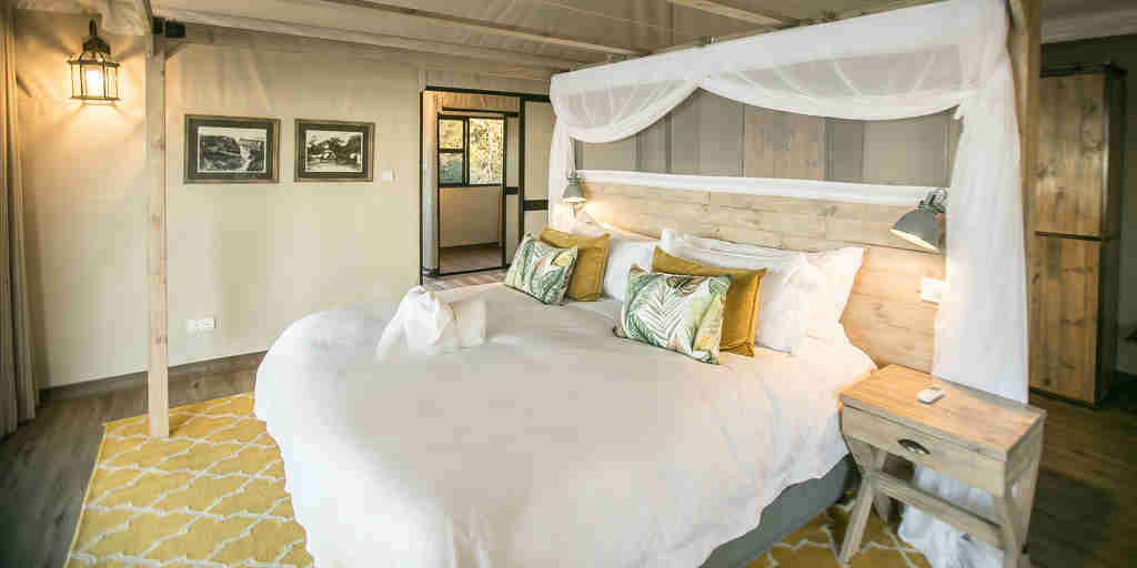 Old Drift Lodge bedroom (2)