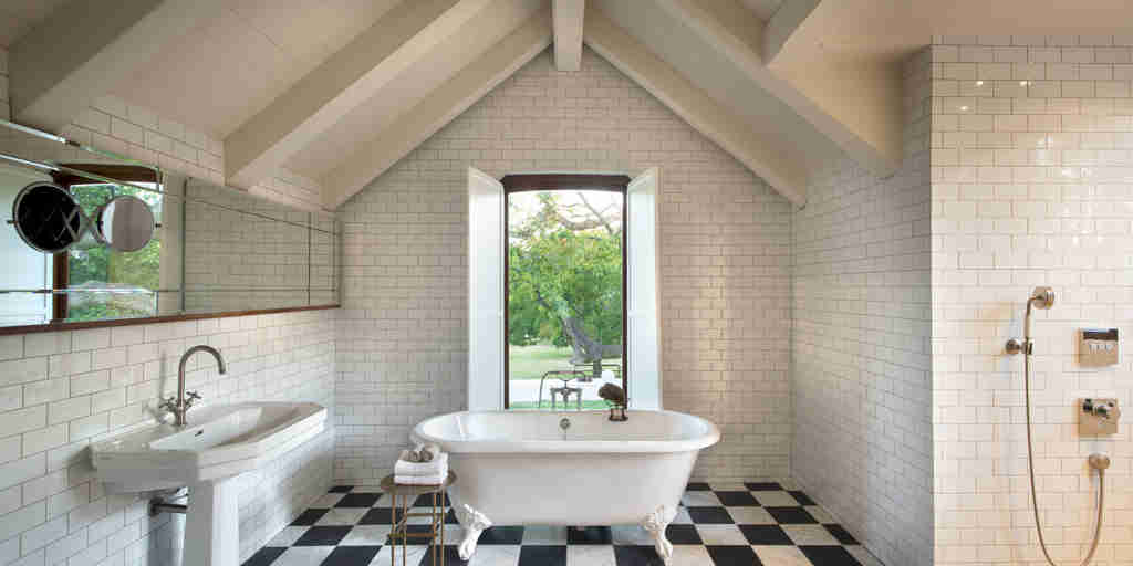 5.Bathroom of Queen Bee loft suite in Farmhouse