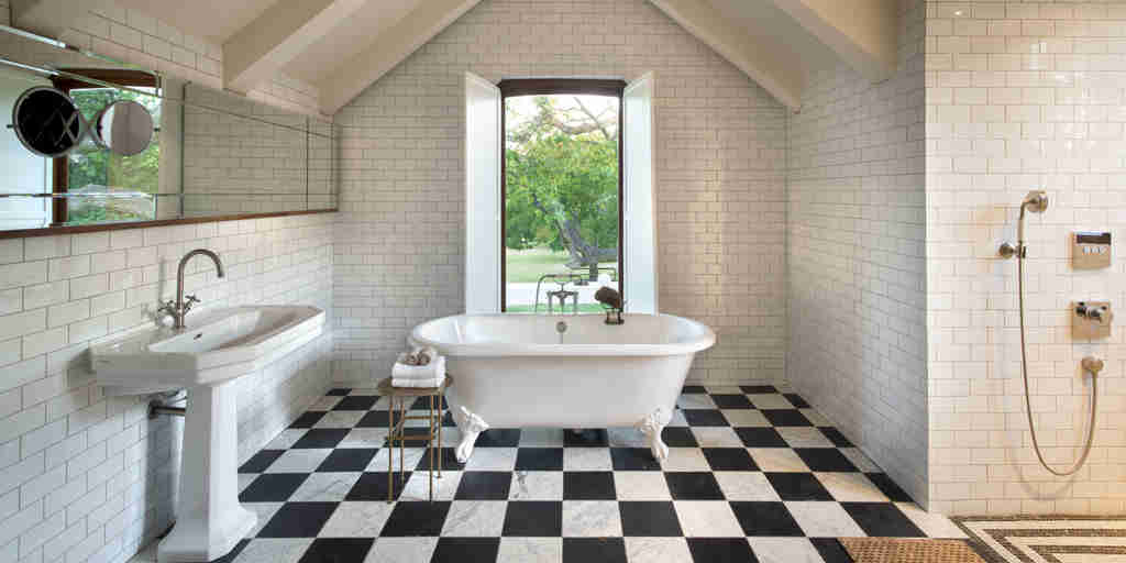 5.Bathroom of Queen Bee loft suite in Farmhouse