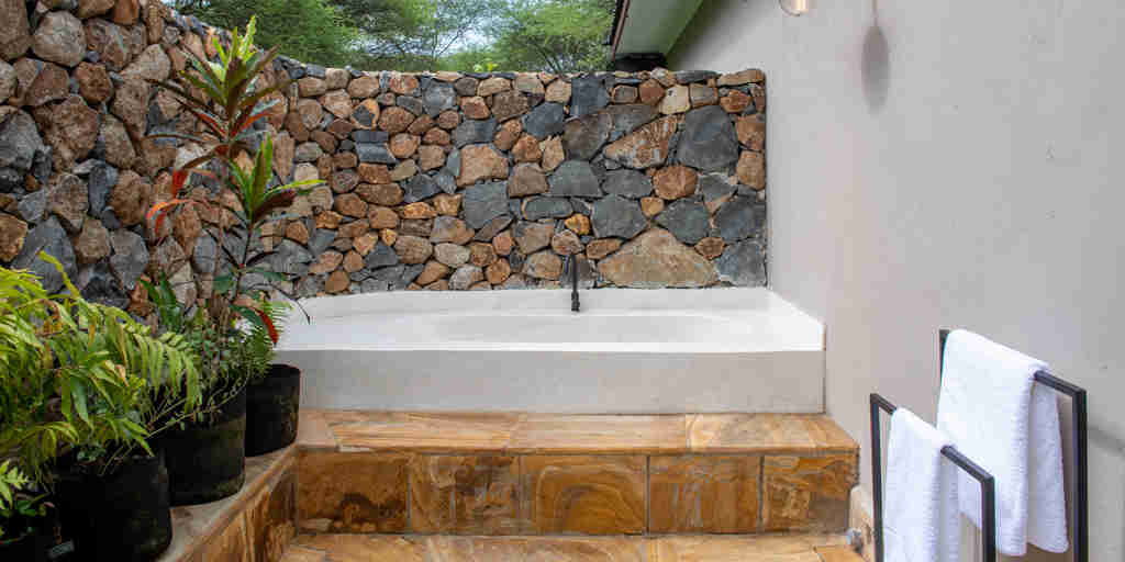 Outdoor bathroom, Hamerkop House by Lemala, Tanzania