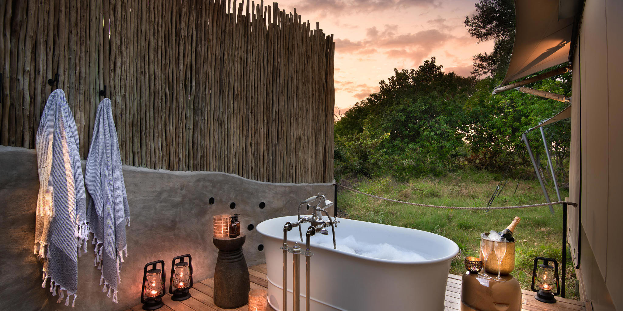 ourdoor bathroom, Khwai leadwood under thatch, botswana