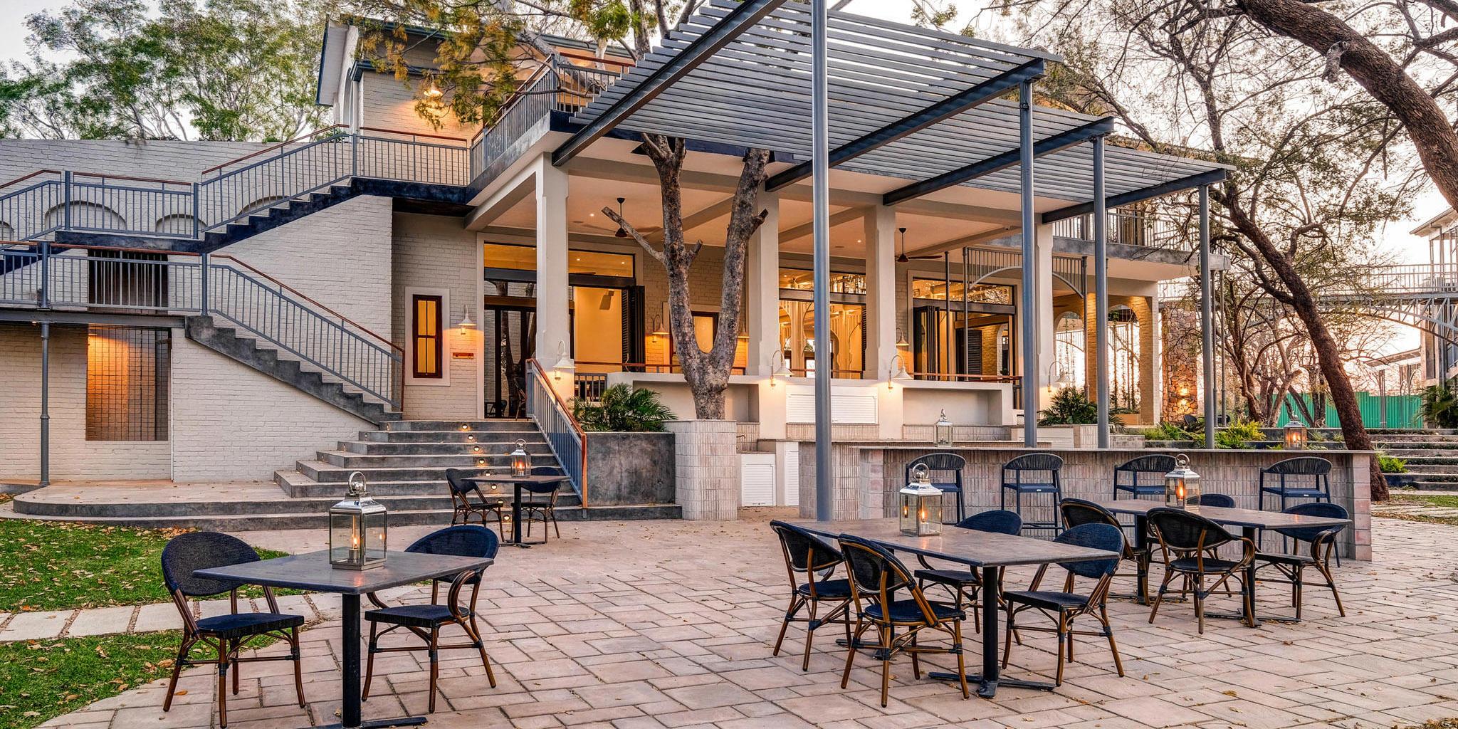 Alfresco dining, Palm River Lodge, Zimbabwe