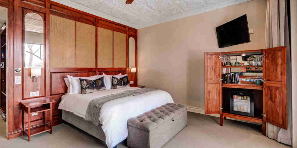 Deluxe king room, Palm River Lodge, Zimbabwe