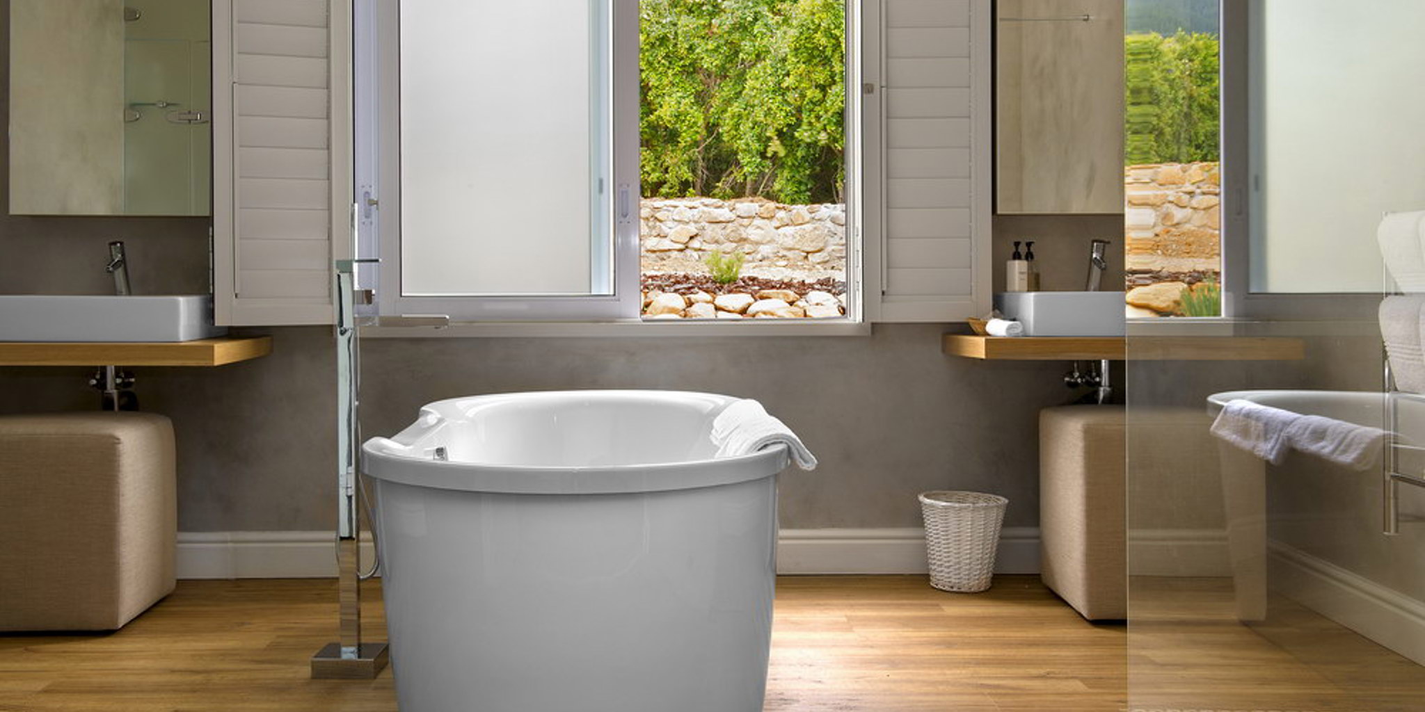 Deluxe SUITE bathroom