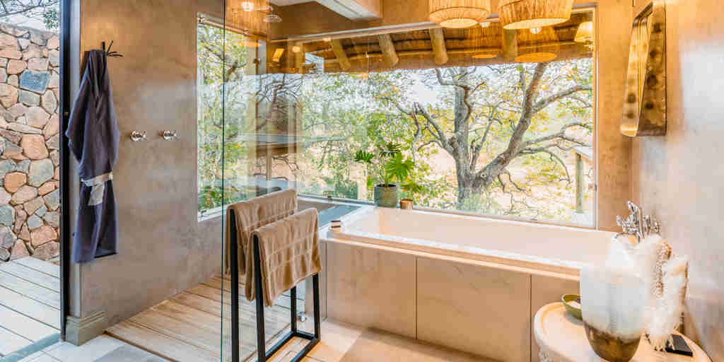 bathroom, outdoor viewing area, thornybush game lodge, game reserve, south africa