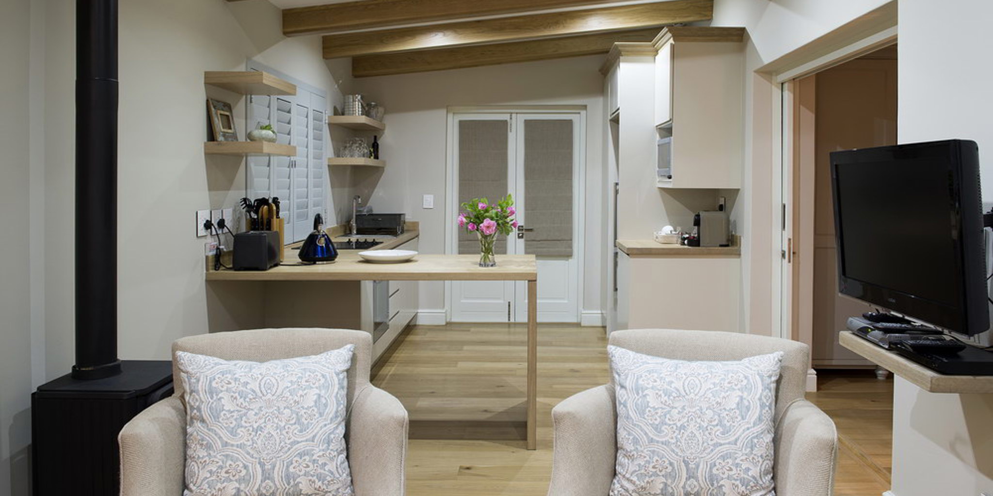 Garden Suite Lounge & Kitchen