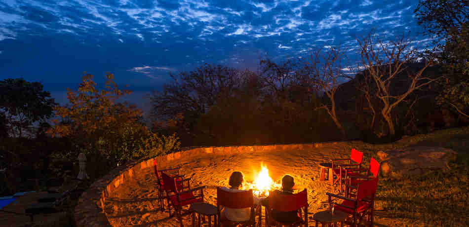 sundowners camp fire, pumulani lodge, malawi