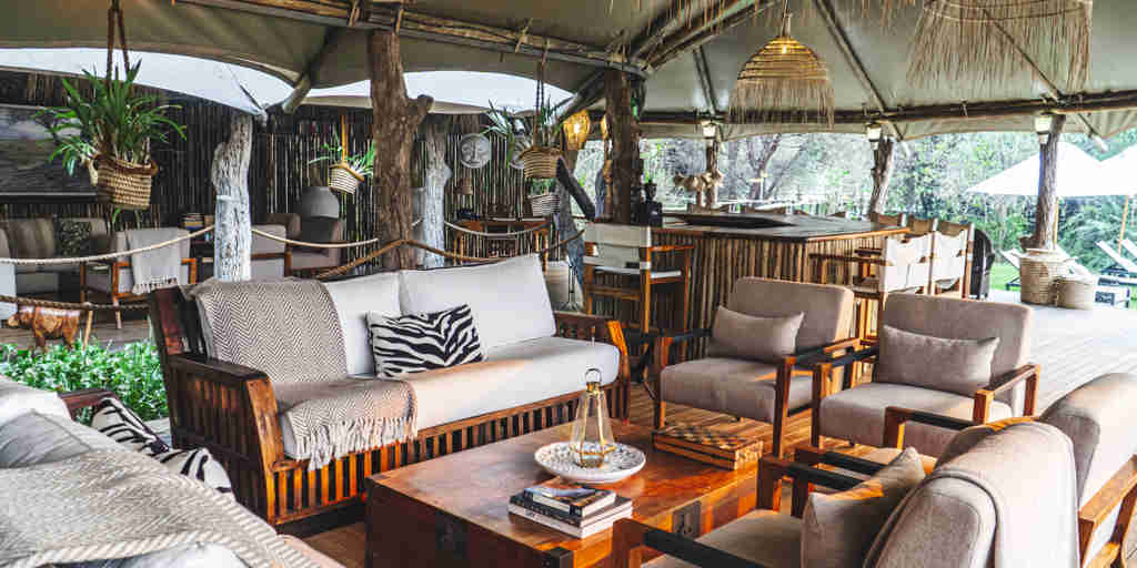 Lounge and bar, Anabezi, Zambia