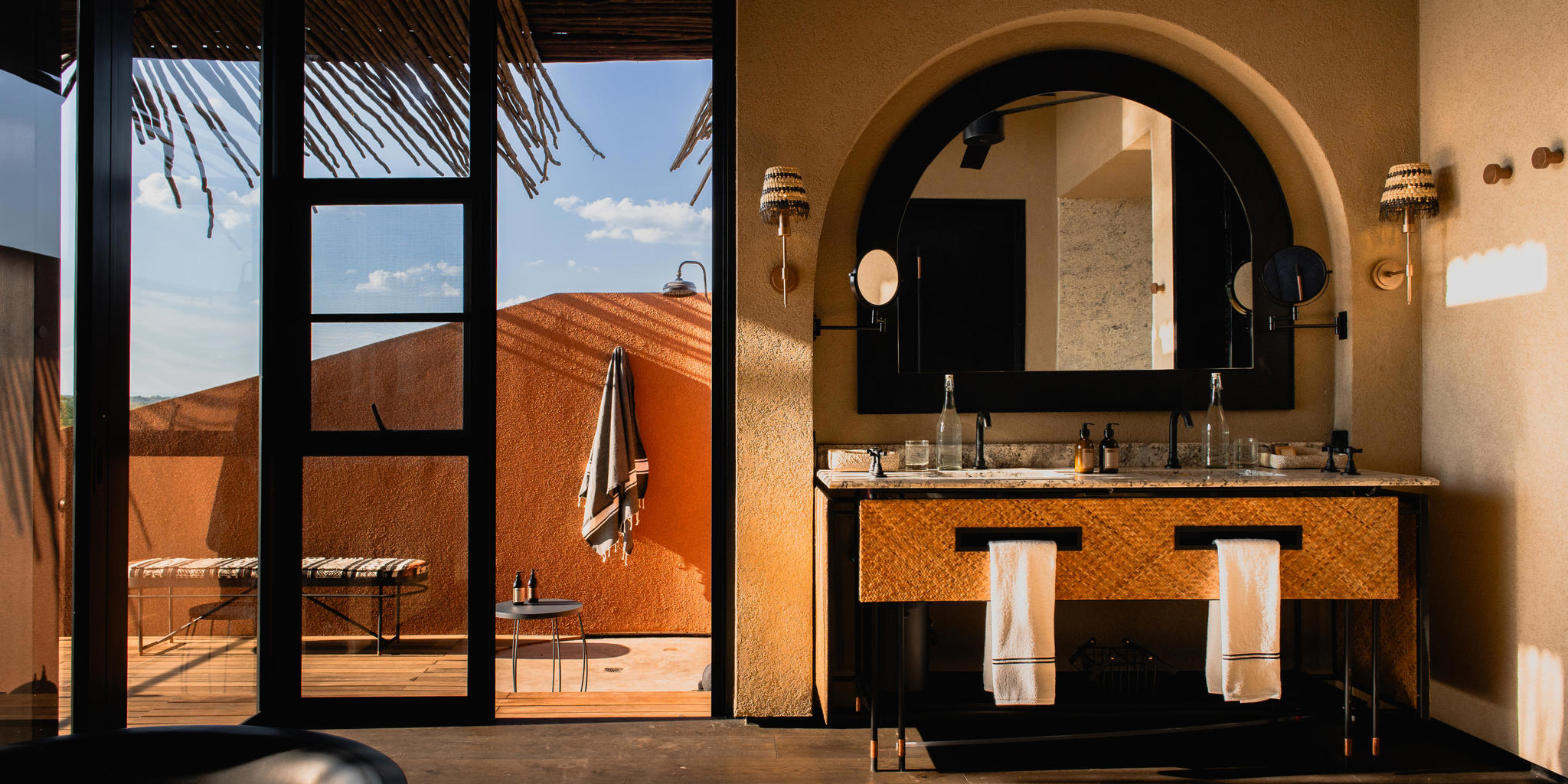 Bathroom And Outdoors, Chichele Presidential Lodge, South Luangwa, Zambia