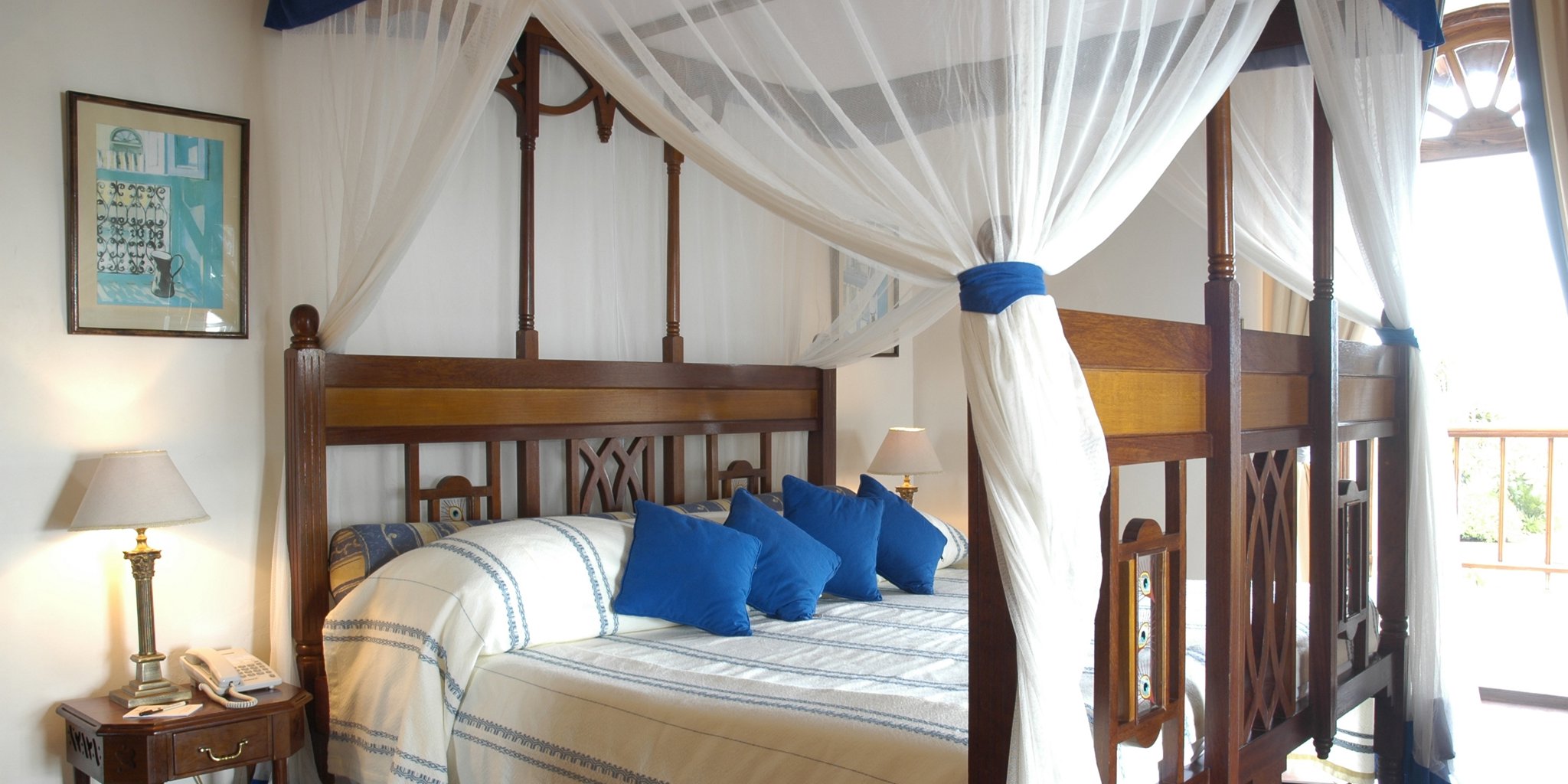 1005 Room with Traditional Fourposter Bed