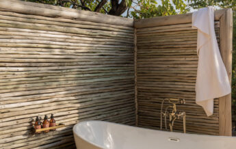 outdoor bath, fothergill island, zimbabwe - Yellow Zebra Safaris