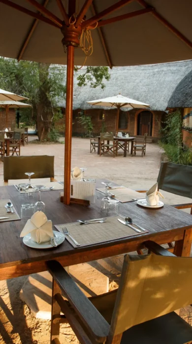 Restaurant & courtyard