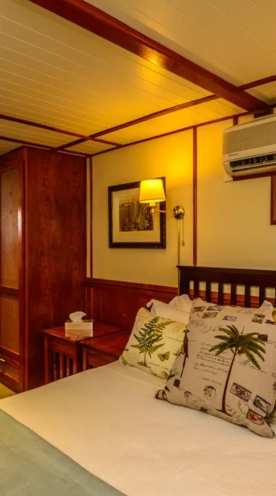 Houseboat cabin
