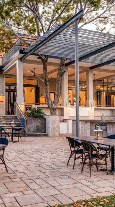 Alfresco dining, Palm River Lodge, Zimbabwe