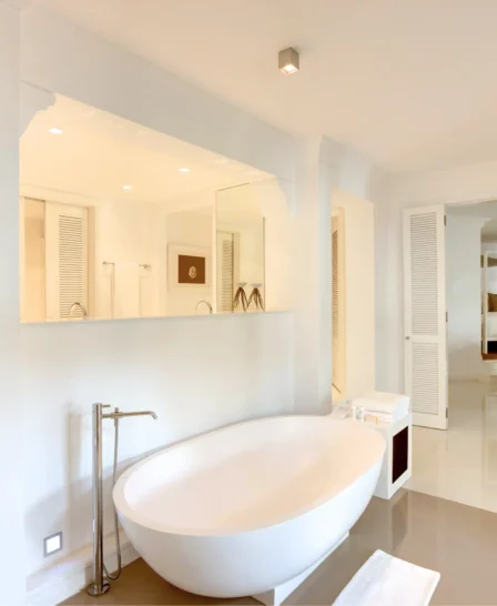 LBM Honeymoon Suite Bathroom 01