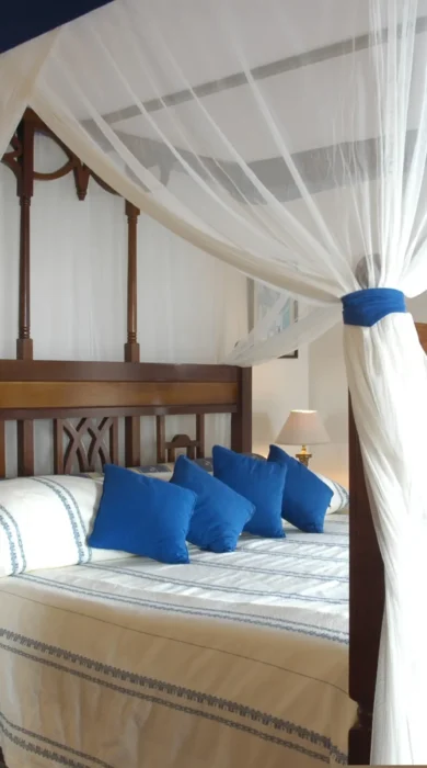1005 Room with Traditional Fourposter Bed