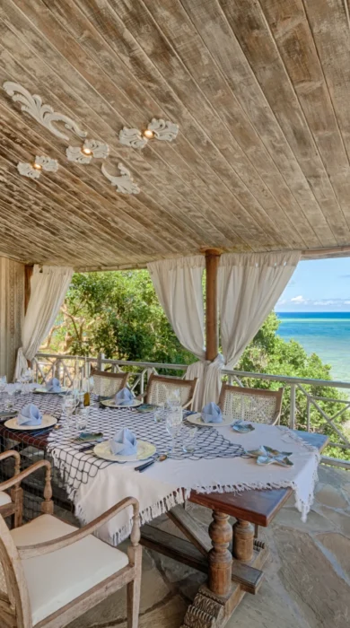 08 Alfajiri Cliff dining area + beach 2