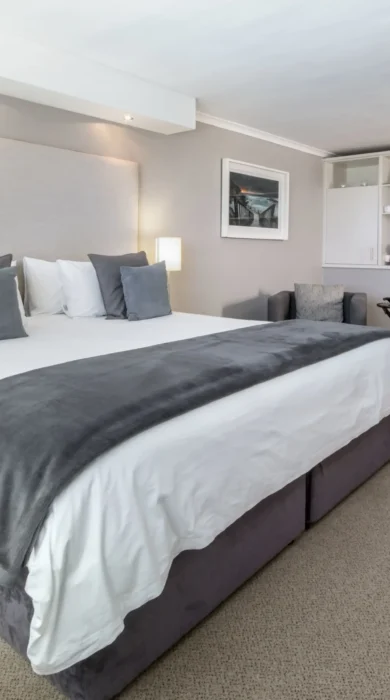 cliff lodge south africa double bedroom yellow zebra safaris