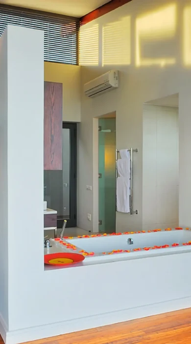 Villa Suite 2 bathroom from outside D332426 p