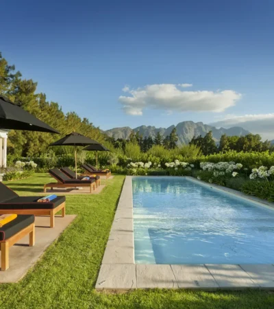 12. LA CLÉ DES MONTAGNES Le Colonial lounging by the pool